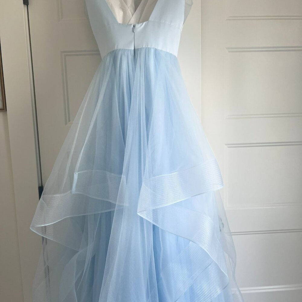 Madison James Cinderella Dress, baby blue, size 0
Bust 30
Waist 24
Length 60 - Picture 4 of 11